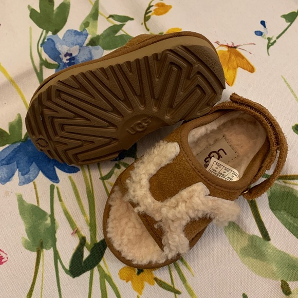 Child UGG slippers. Worn indoors only. Toddler 6 - Picture 4 of 4